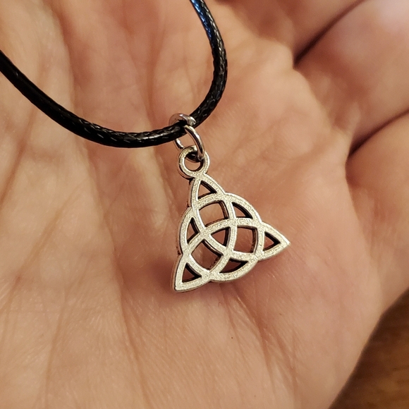 Jewelry - NWOT Celtic Triquetra Necklace